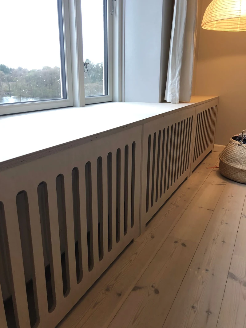 Afrundede åbninger i radiatorinddækningen