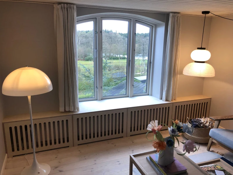 Vinduesparti med tilpasset radiatorinddækning