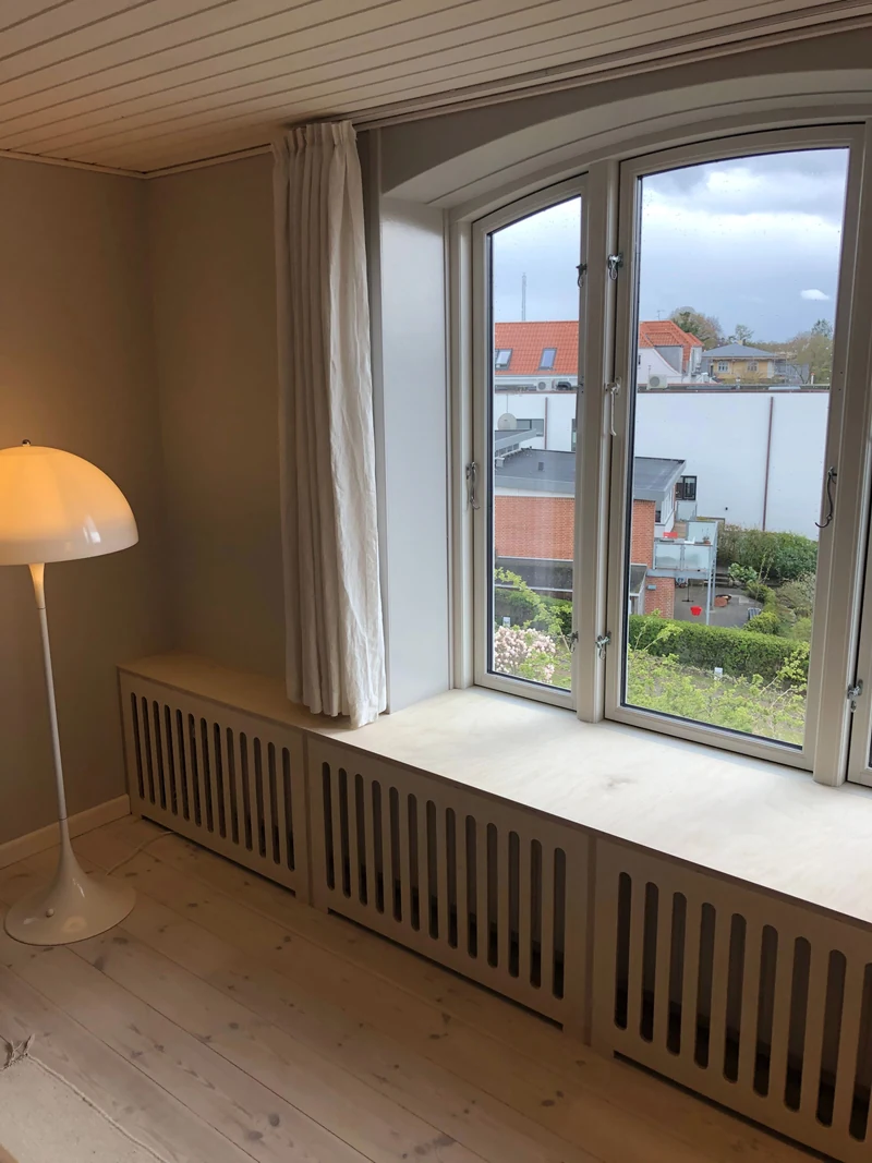 Højt vinduesparti og inventar tilpasset rummet